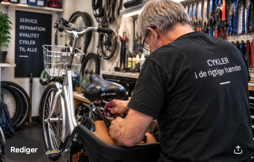 Mobin Raoofi arbejder på en cykel i værkstedet
